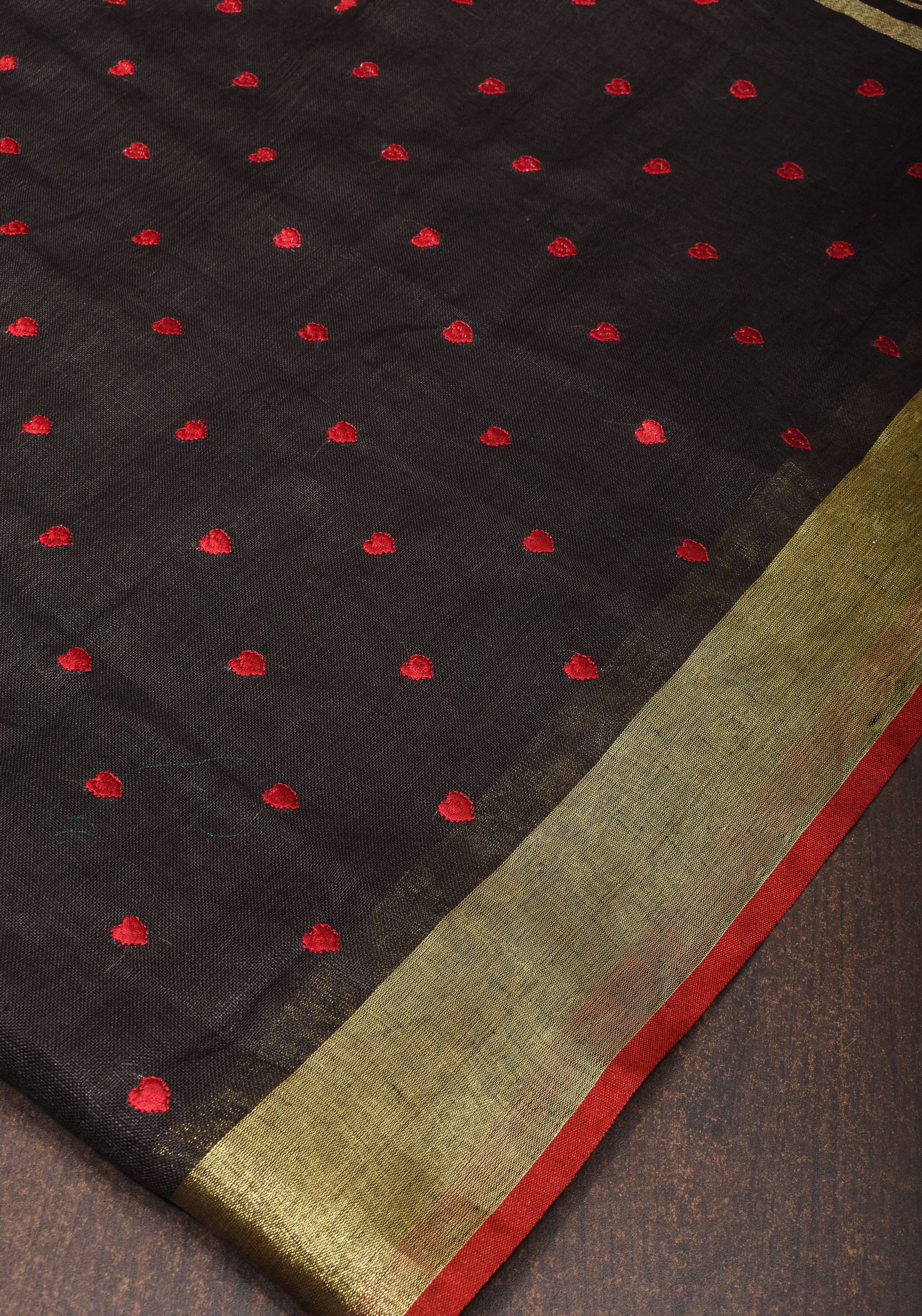 Shobitam Exclusive Celebrity Loving Hearts Embroidered Black Pure Linen Saree - Image 4