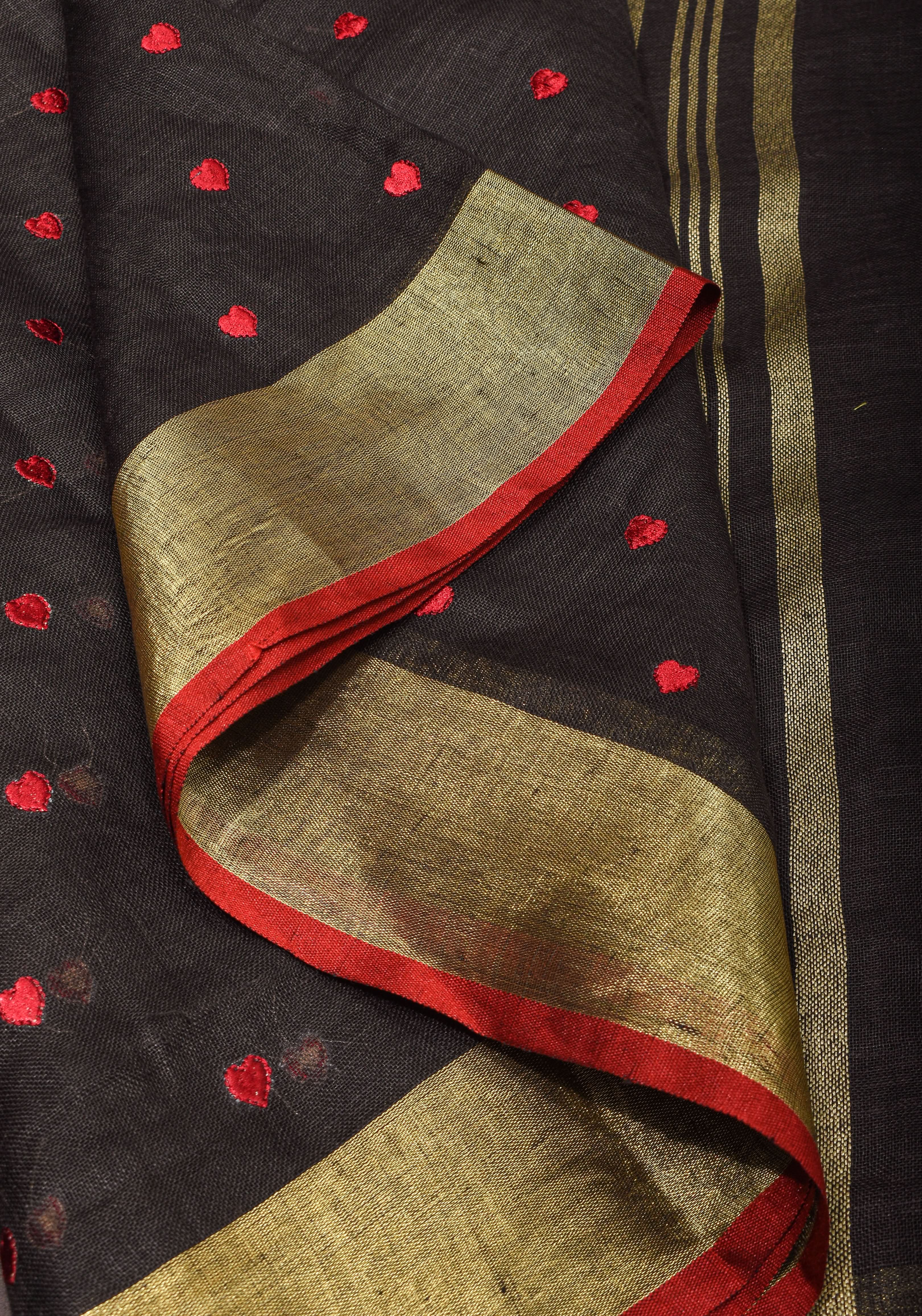 Shobitam Exclusive Celebrity Loving Hearts Embroidered Black Pure Linen Saree - Image 9