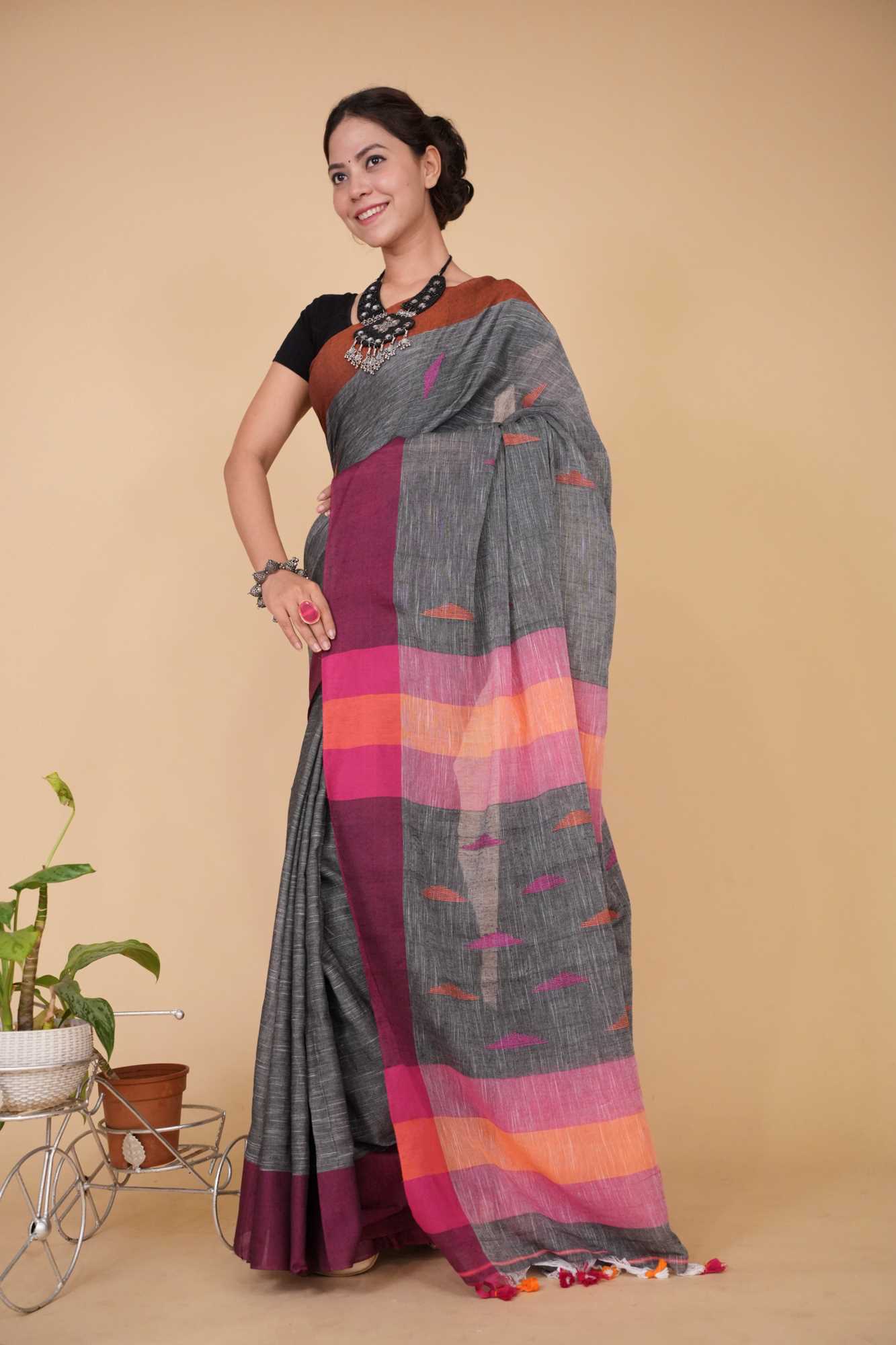 Bengali Handloom Cotton with contrast solid border and thread work on pallu wrap in 1 minute Saree - Image 6