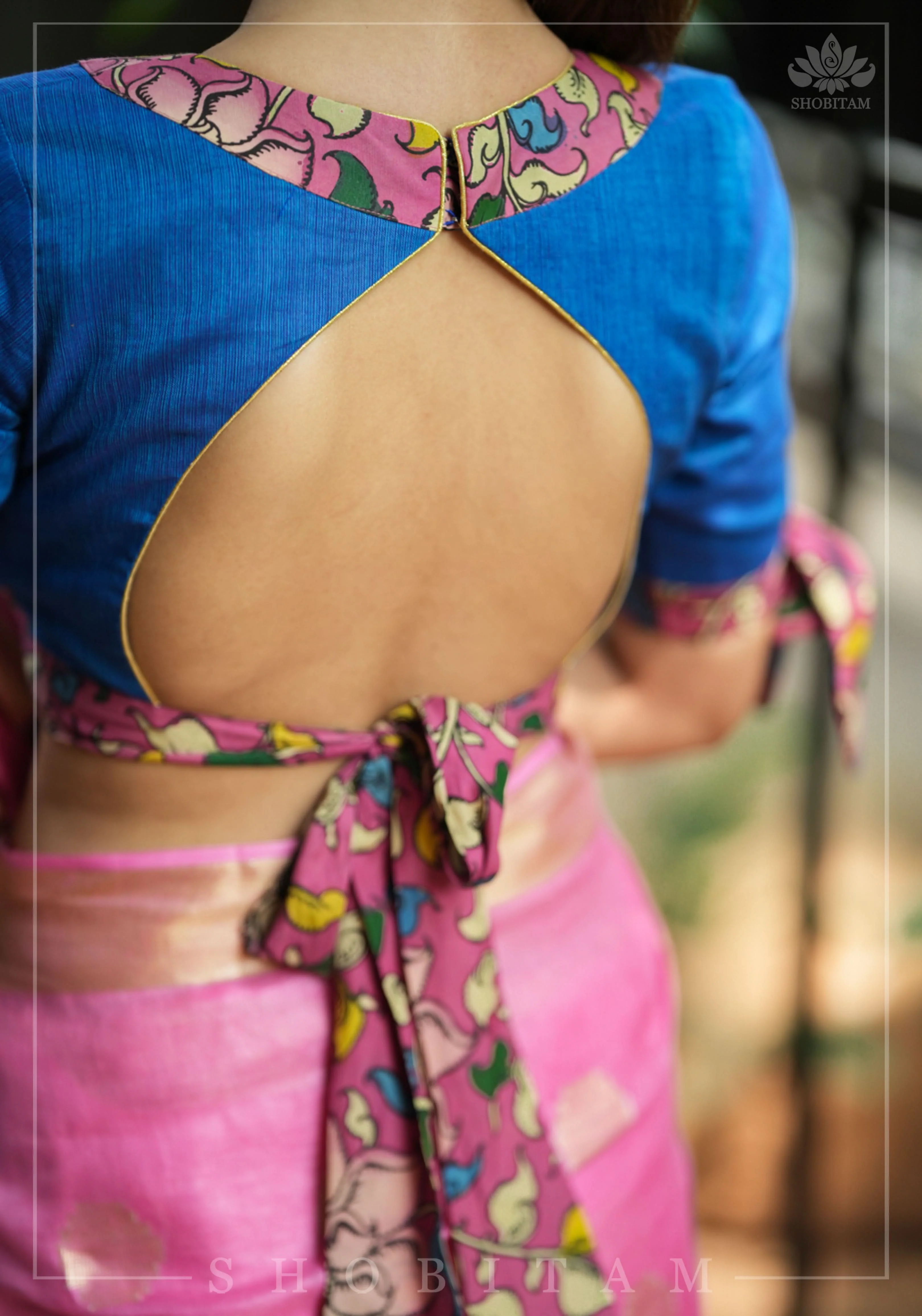 Ocean blue handloom V neck blouse with rose pink handpainted kalamkari border detailing. | Shobitam - Image 2