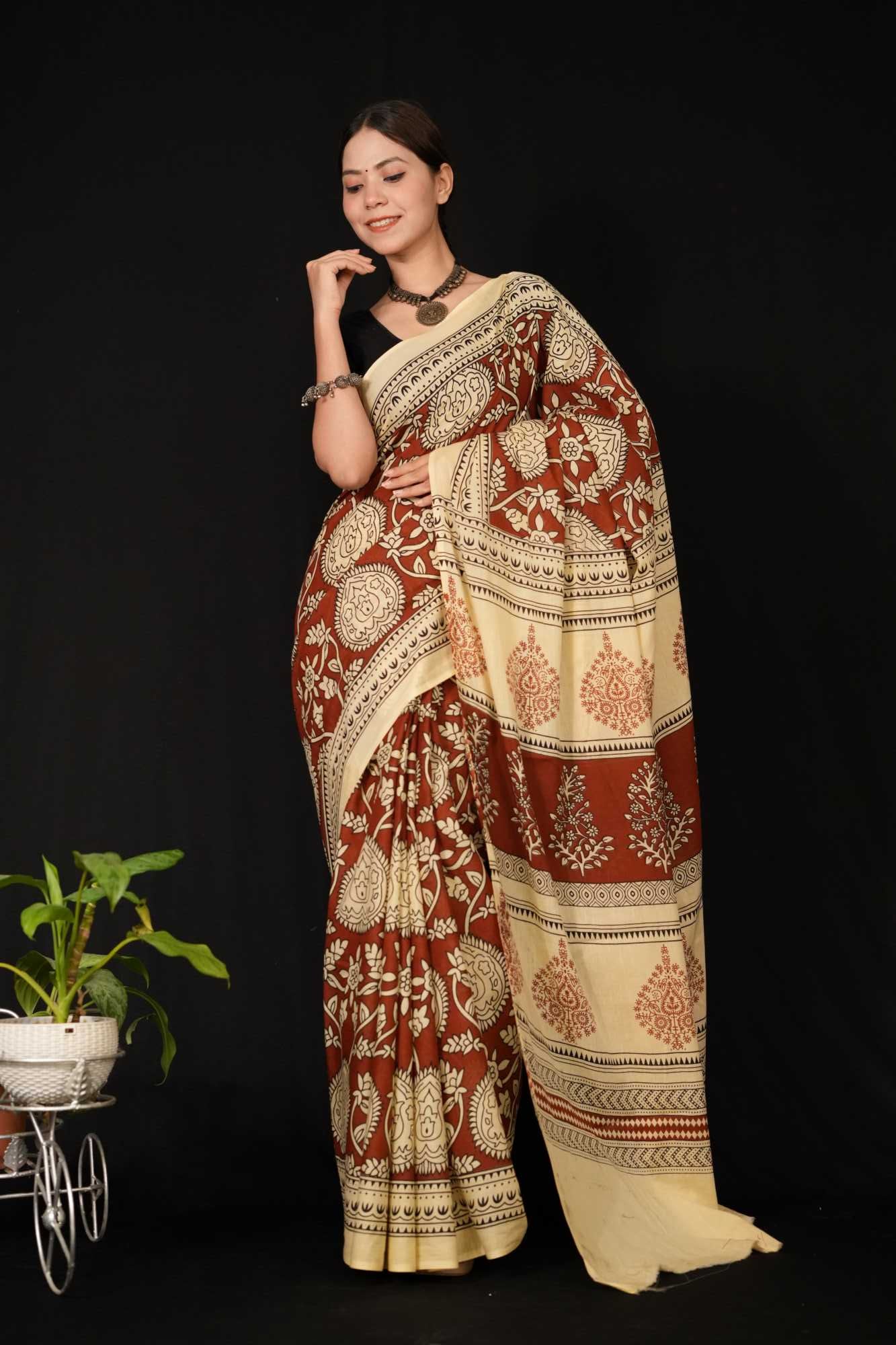 Designer Block Printed Mul Mul Cotton With Soild Cream Border Wrap In One Minute Saree - Image 4