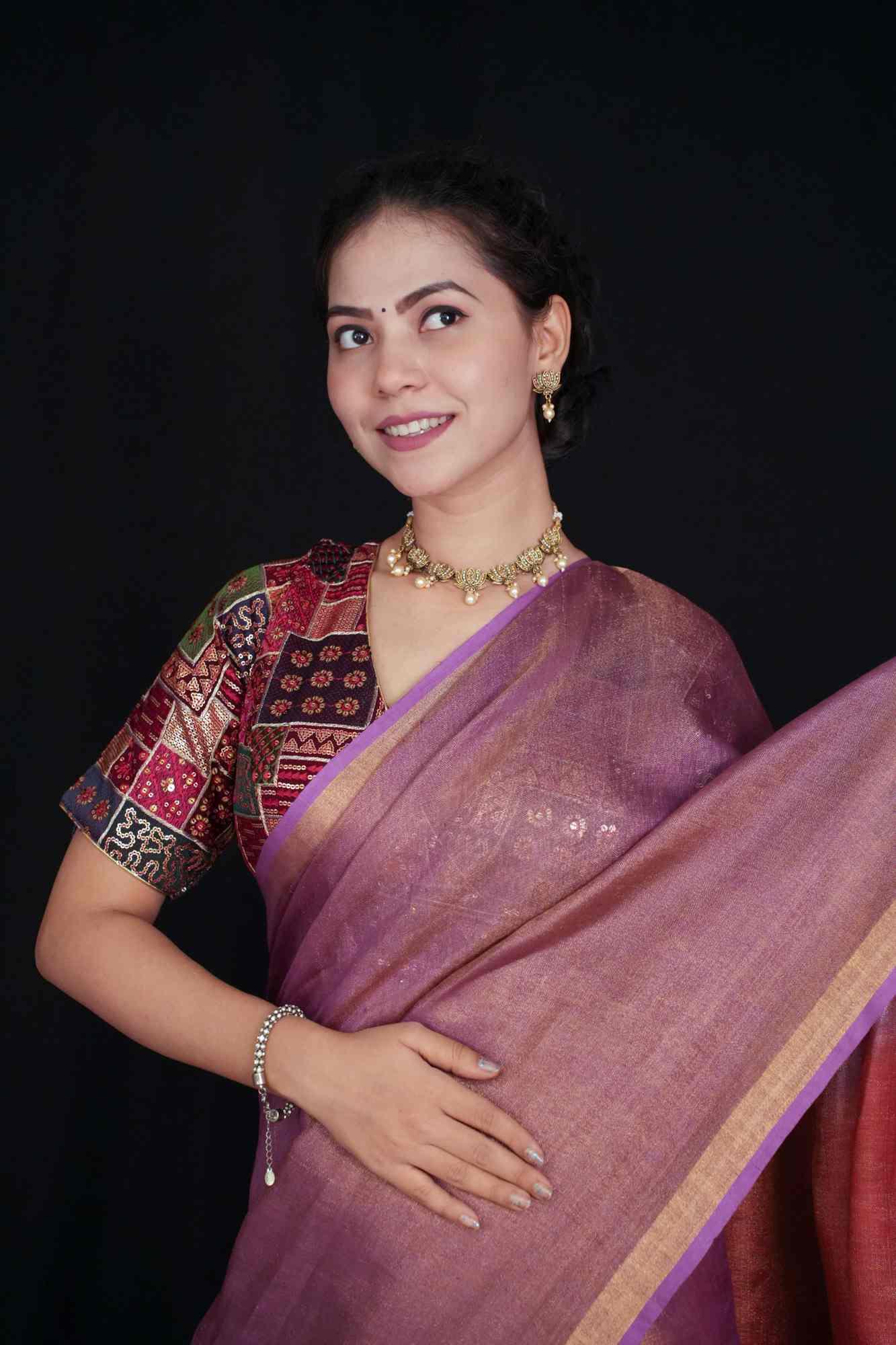 Dual Tone Metallic Tissue & Contrast Palla With Solid Zari Border Ready To Wear Saree - Image 4