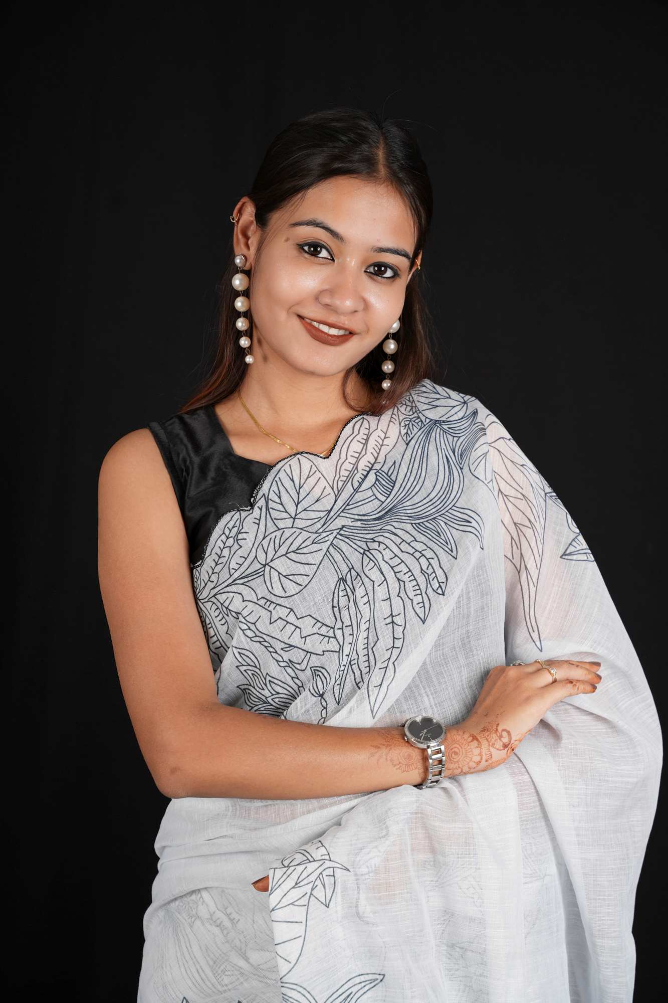 Elegant White Plain linen with Digital Floral Print & Cut Work Border Wrap in 1 Minute Saree - Image 8