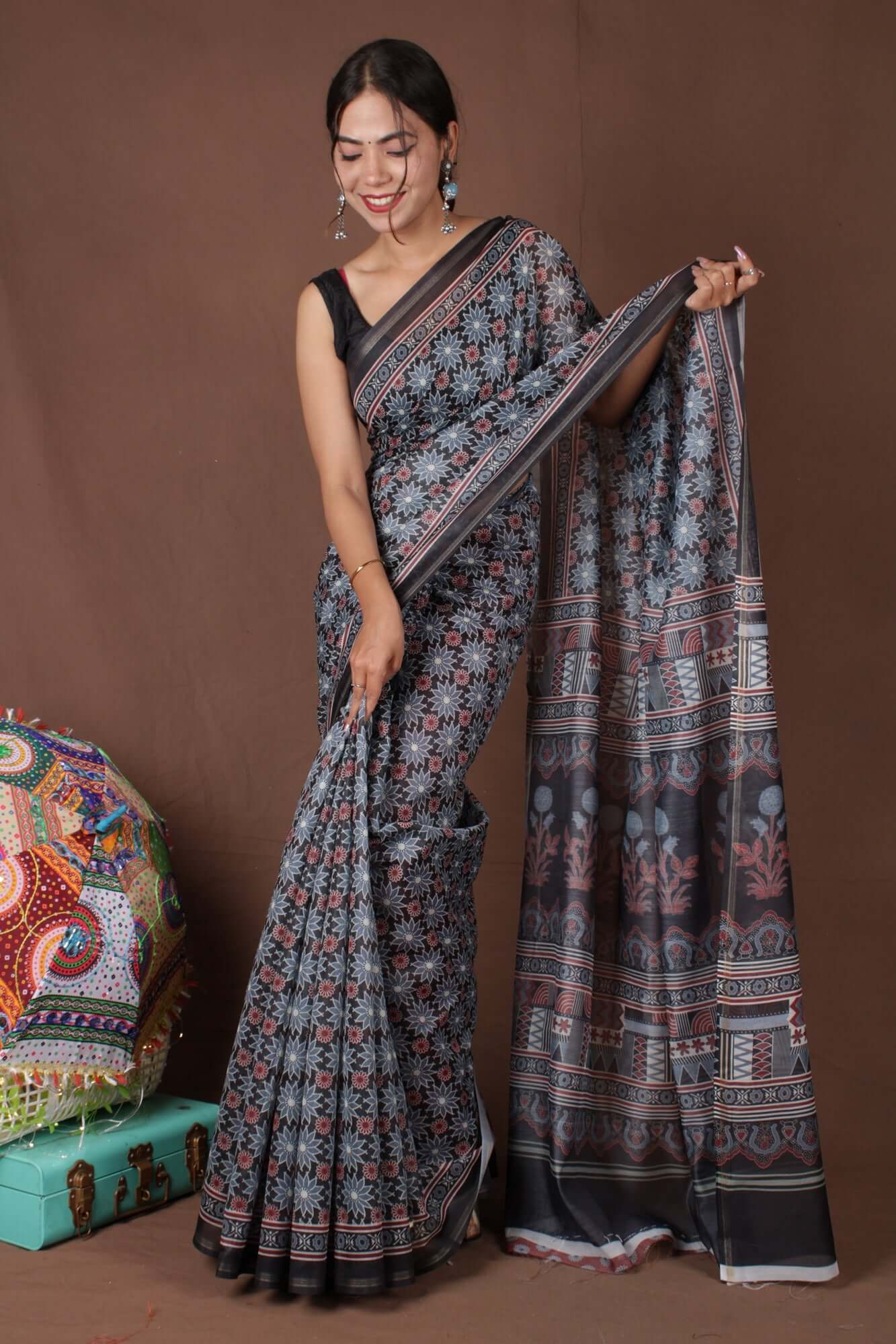 Exquisite Black & Grey Printed Beautiful Pallu Wrap in 1 Minute Drape Saree - Image 4