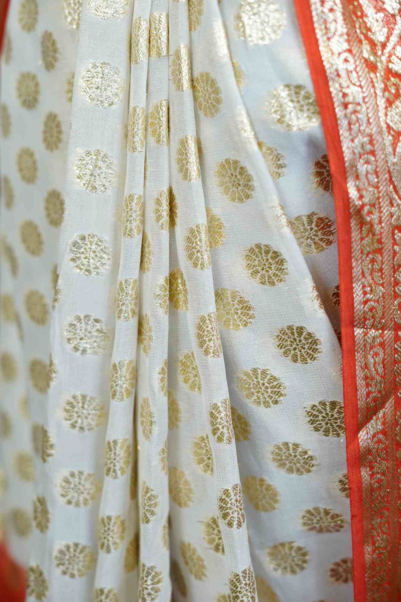 Exquisite Zari Weave Butta Overall With Contrast Ornate Palla Zari Border 1 minute Saree - Image 7