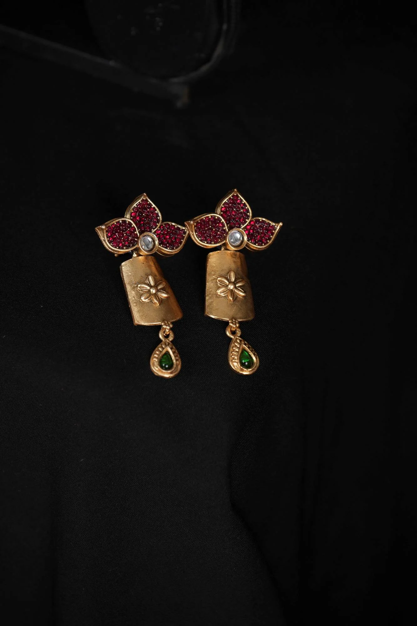 Floral Radiance Matte Gold Necklace Set with Ruby and Emerald Accents - Image 3