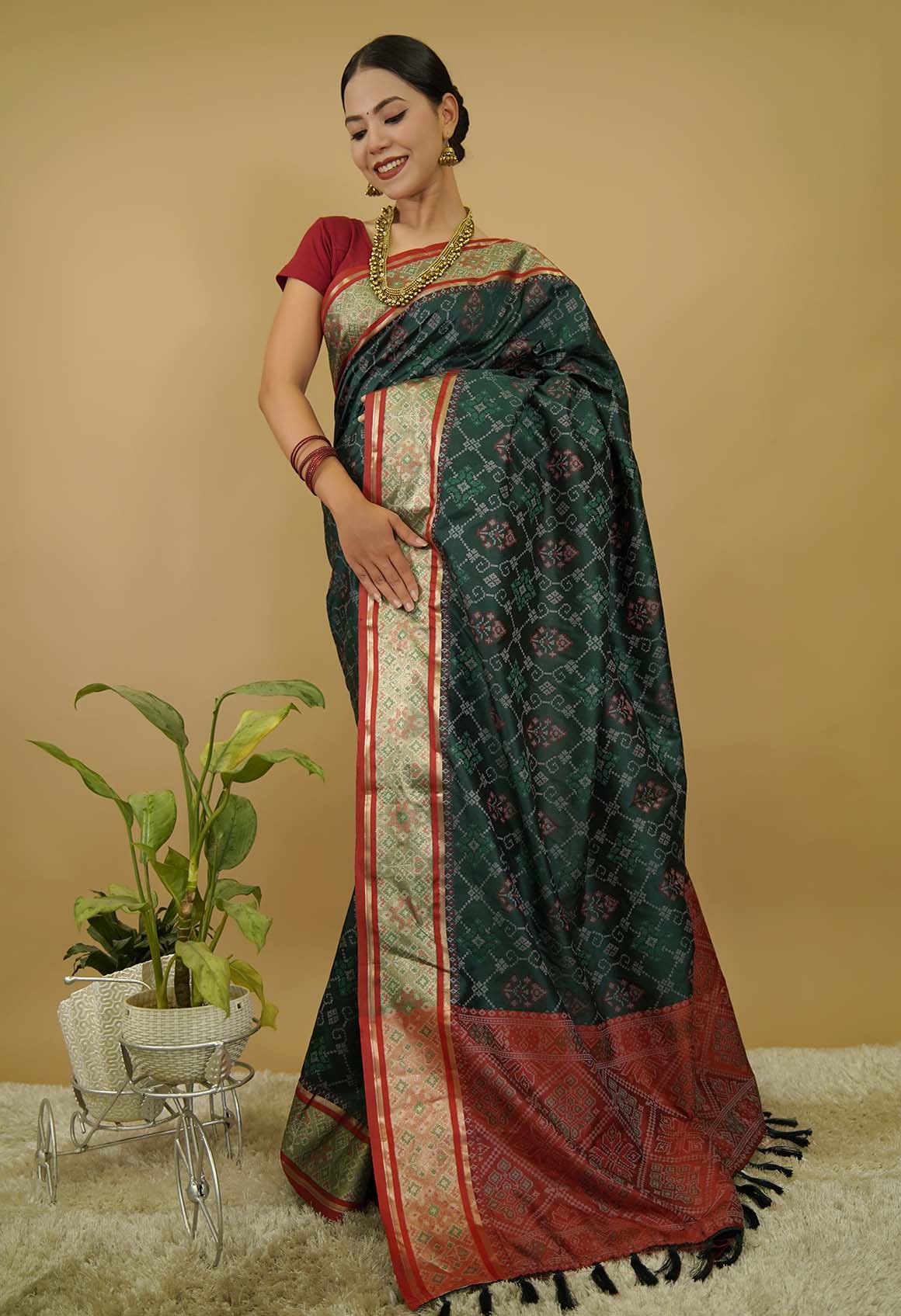 Green Kanjivaram Patola Silk Saree With Red &  Golden Zari Bordar Wrap in 1 minute Saree - Image 5