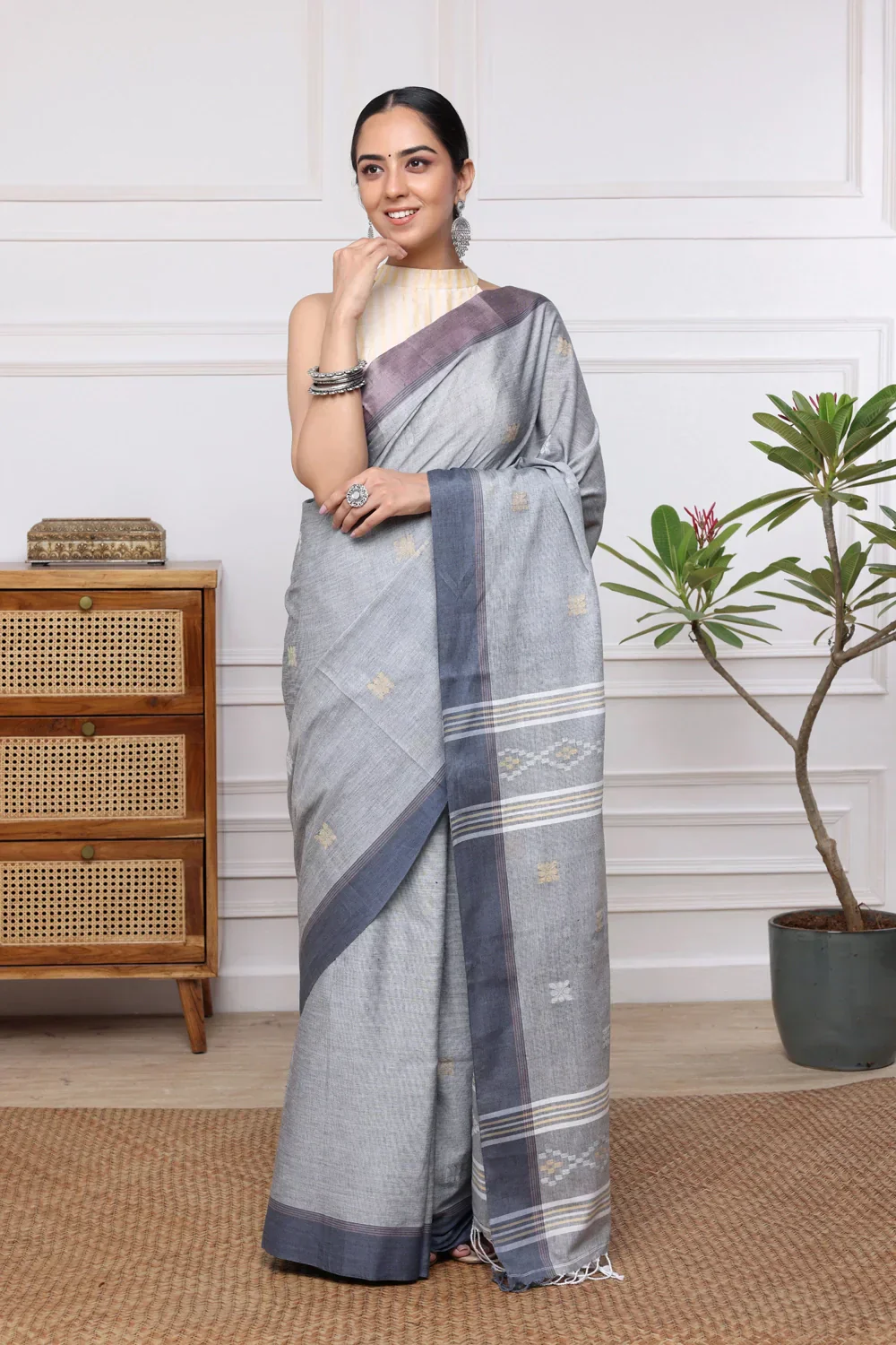 Handloom Grey Mul Cotton Jamdani Saree | Shobitam - Image 2