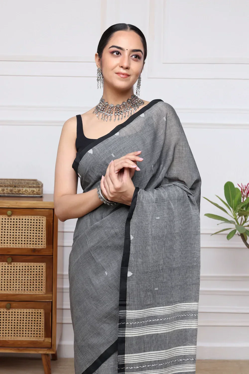 Handloom Grey Mulmul Jamdani Saree With Black Border | Shobitam - Image 3