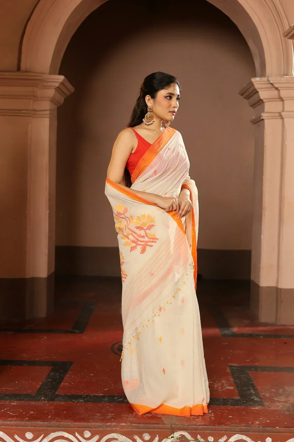 Handloom Off White and Orange Pure Cotton Floral Jamdani Saree | Shobitam - Image 2