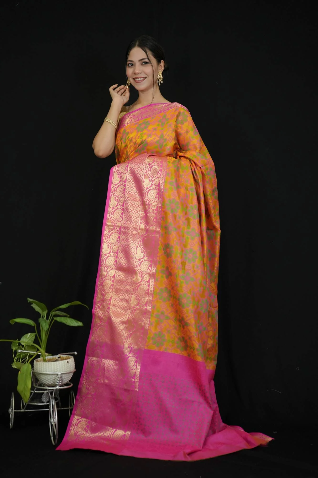 Kanjivaram border patola weave ready to wear saree with ornate pallu - Image 4