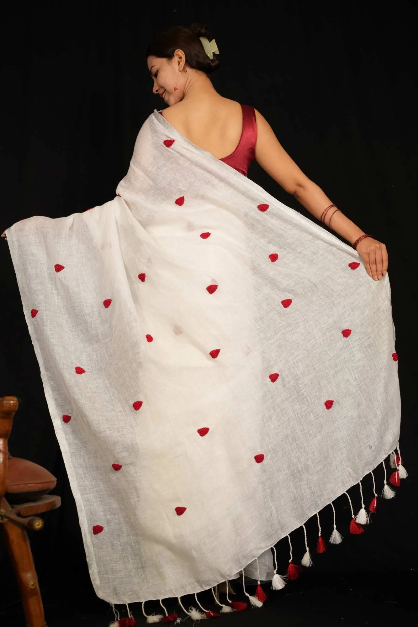 Luxurious Soft Cotton Linen Saree with Wool Thread and Red Heart Woven Design – Ready-to-Wear Saree - Image 4