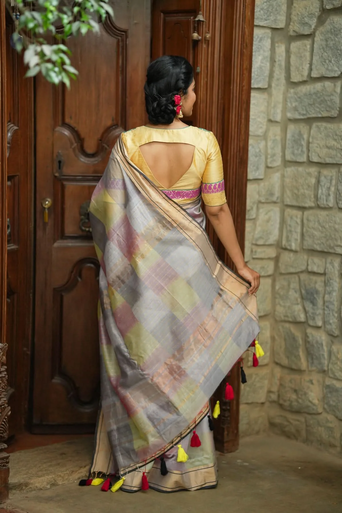 Handwoven  Maheshwari Silk Cotton Saree in Grey with Ombre weave and long handmade tassels | Shobitam - Image 2