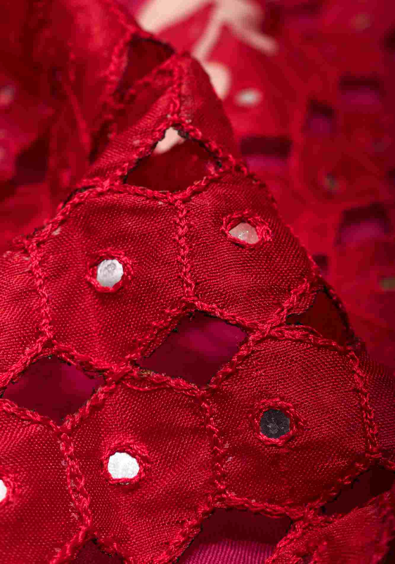 Pre drape Red ombre mandala motifs cut work Tussar Silk Saree | CERTIFIED SILK - Image 3