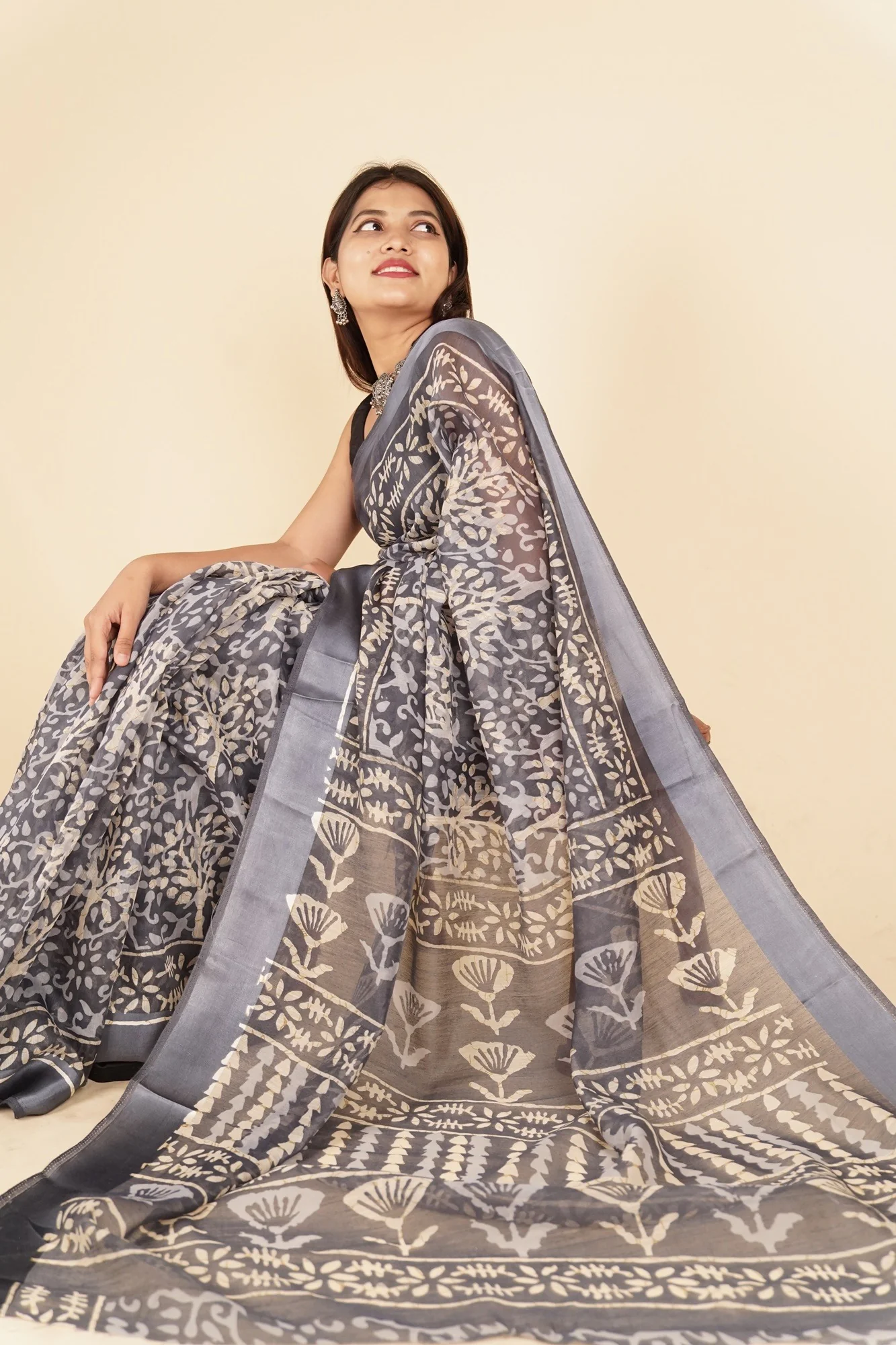 Ready To Wear Comfortable Grey & Off white Batik Printed Wrap in 1 minute saree - Image 3