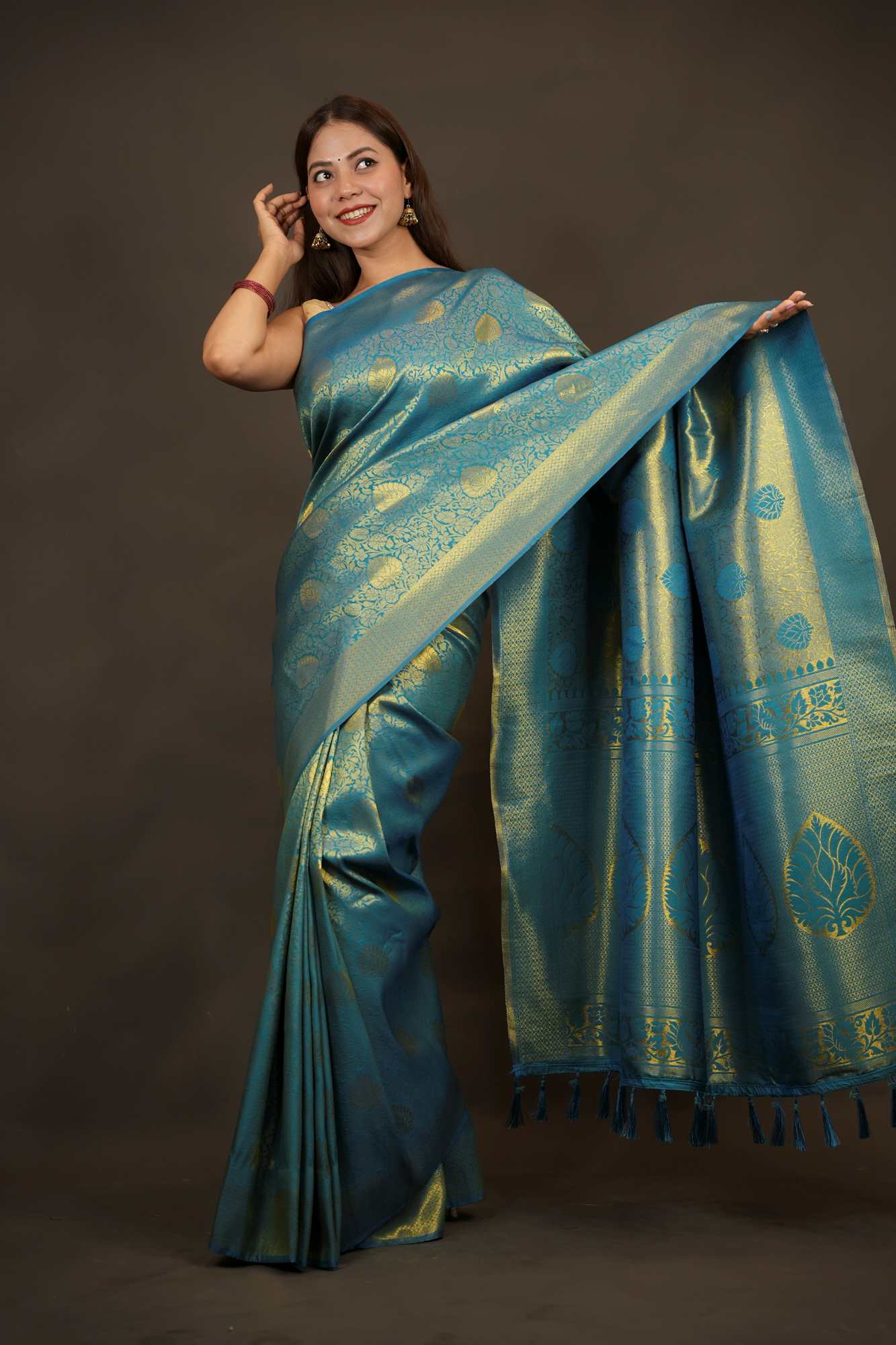 Traditional Kanjivaram with grand pallu and self weaving dhoop chaanv zari work prestitched saree - Image 3