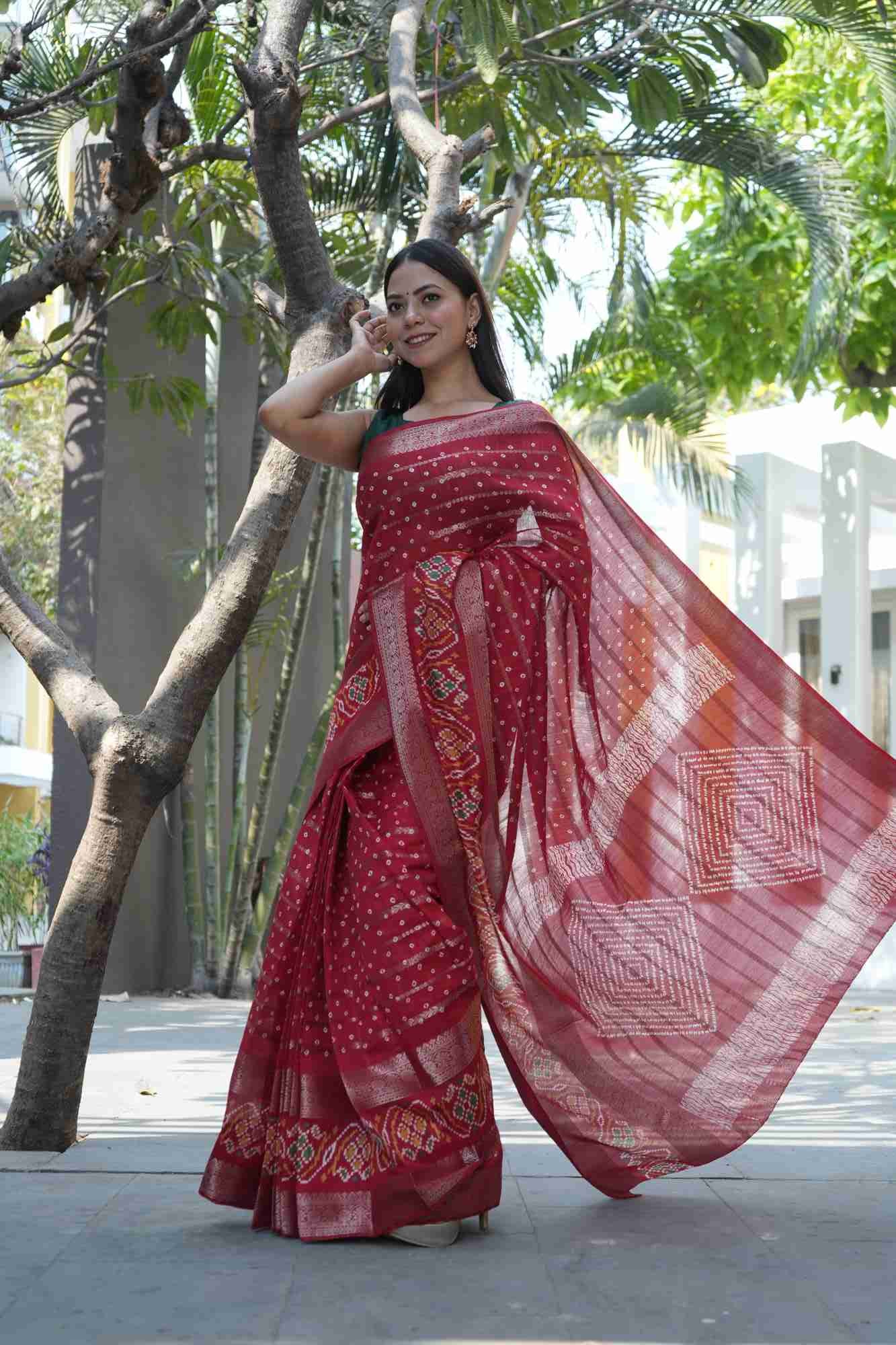 Soft cotton Silk with Zari Detail With Ornate Palla & Ikat Border 1 Minute Saree - Image 4
