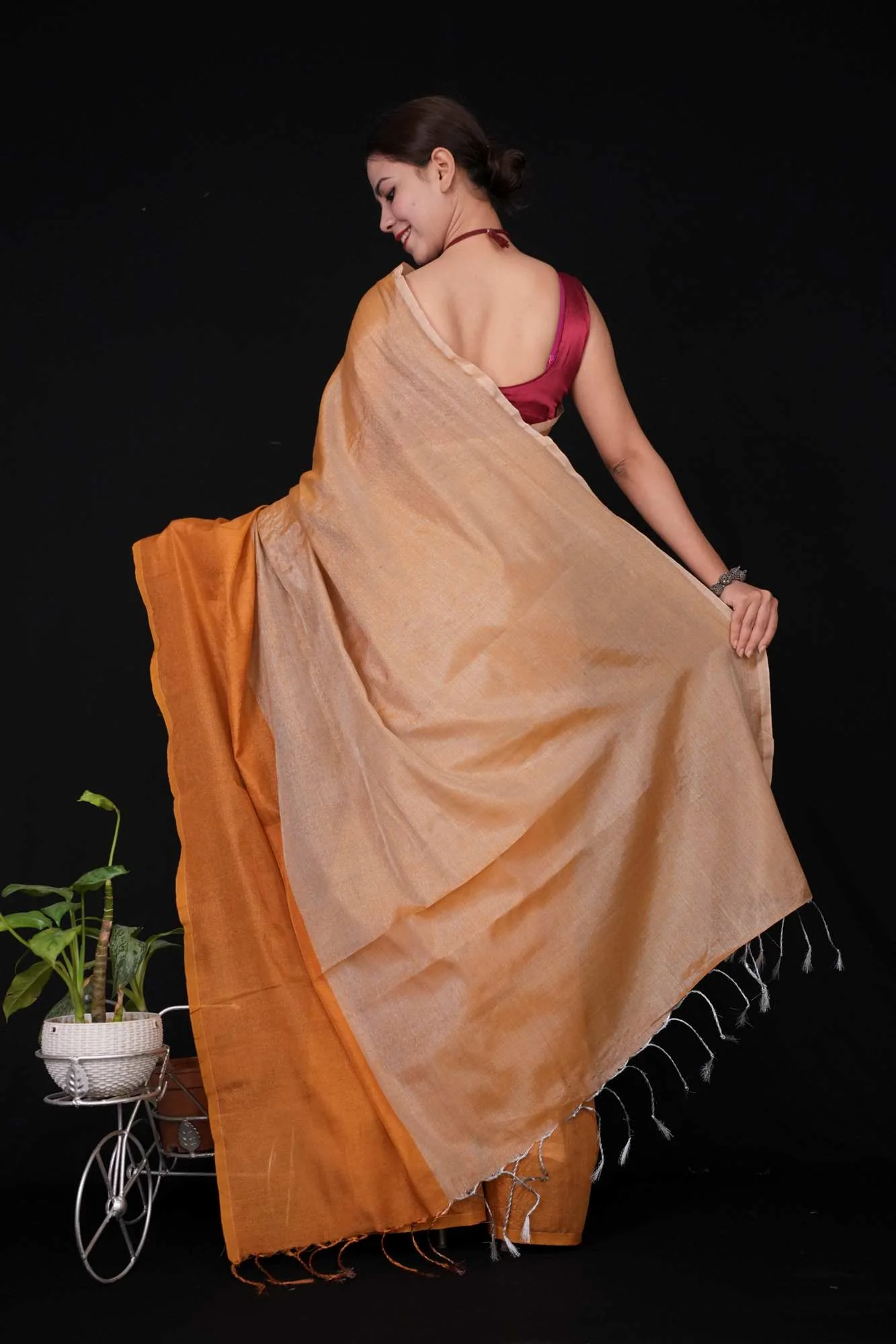 Tissue Zari Handloom Solid With Big Border & Tassels Ready To Wear Saree - Image 4