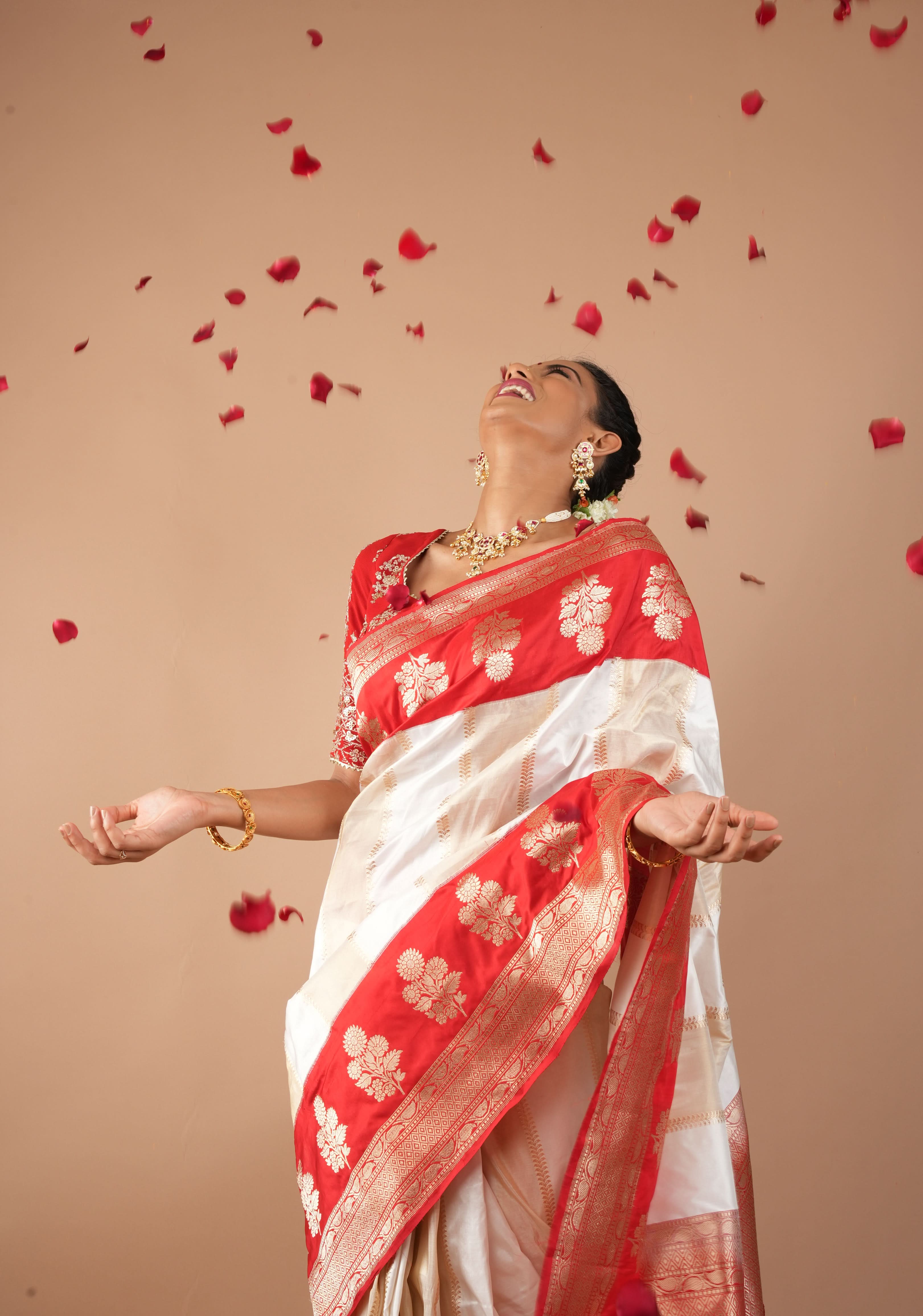Unique Design White Dual tone Jharoka Pattern Pure Katan Silk saree with Contrast Zari borders | SILK MARK CERTIFIED | Shobitam - Image 5