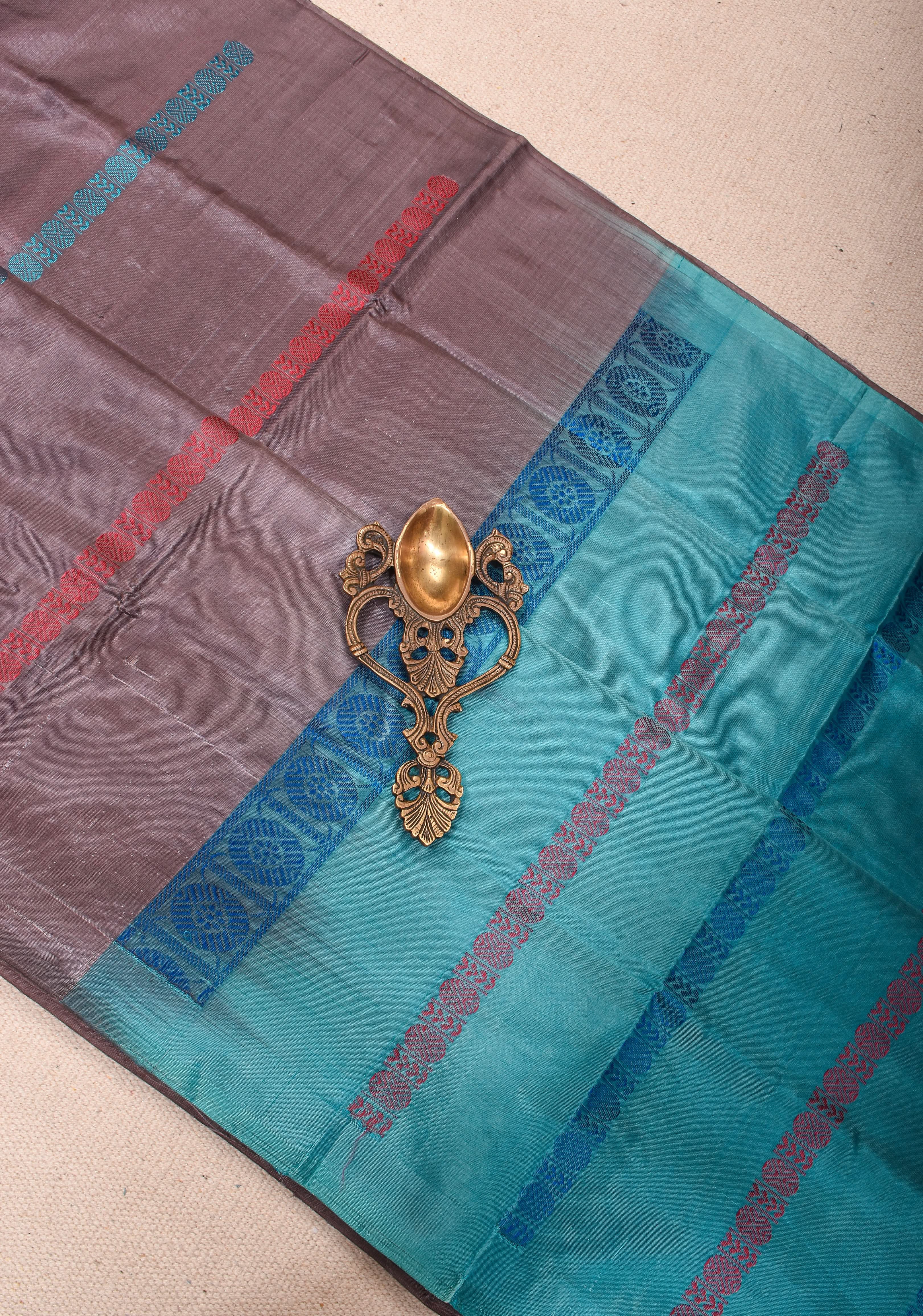 Vegan Silk Saree in Gray with Fancy Cyan Pallu – A Refined Fusion of Subtlety and Vibrance | Shobitam - Image 2