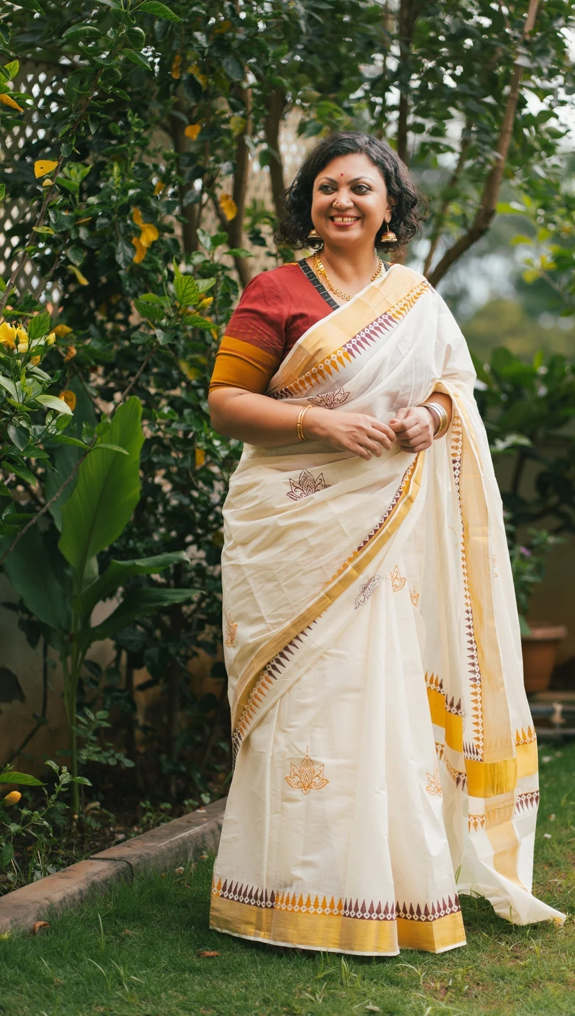 White Onam Kasavu Temple Motif Jugalbandhi Saree Taamara | Shobitam - Image 3