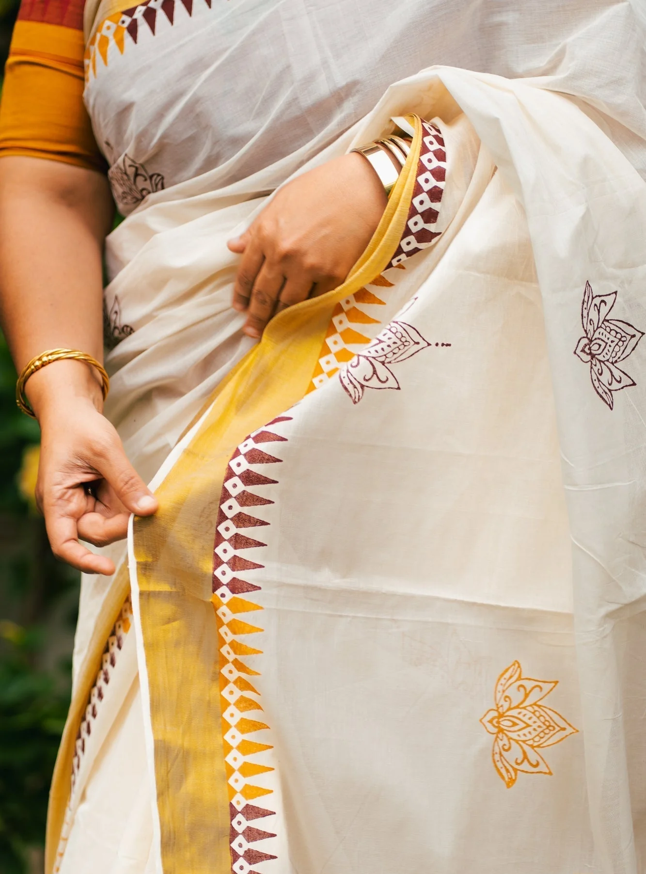 White Onam Kasavu Temple Motif Jugalbandhi Saree Taamara | Shobitam - Image 5