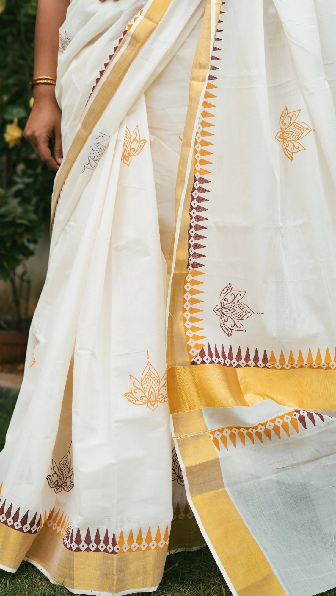 White Onam Kasavu Temple Motif Jugalbandhi Saree Taamara | Shobitam - Image 7