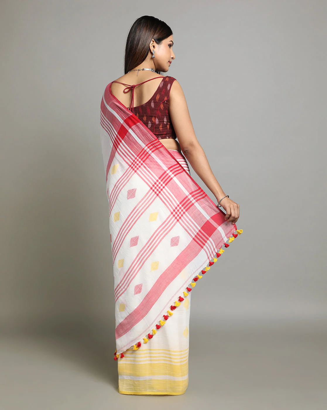 White Red Diamond Jamdani Cotton Saree | Shobitam - Image 2